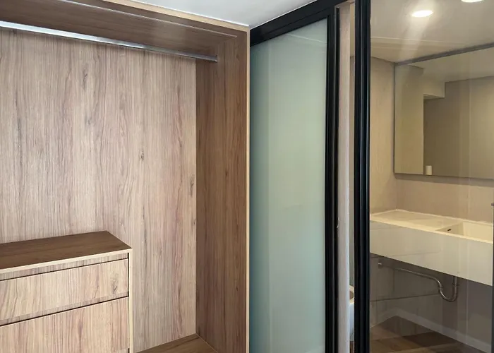 Cozy Urban Retreat Steps From Mrta Station 曼谷