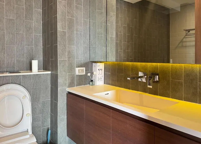 Cozy Urban Retreat Steps From Mrta Station *