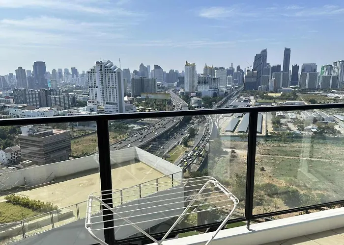 Cozy Urban Retreat Steps From Mrta Station *