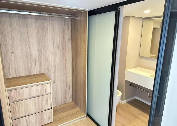 Cozy Urban Retreat Steps From Mrta Station *