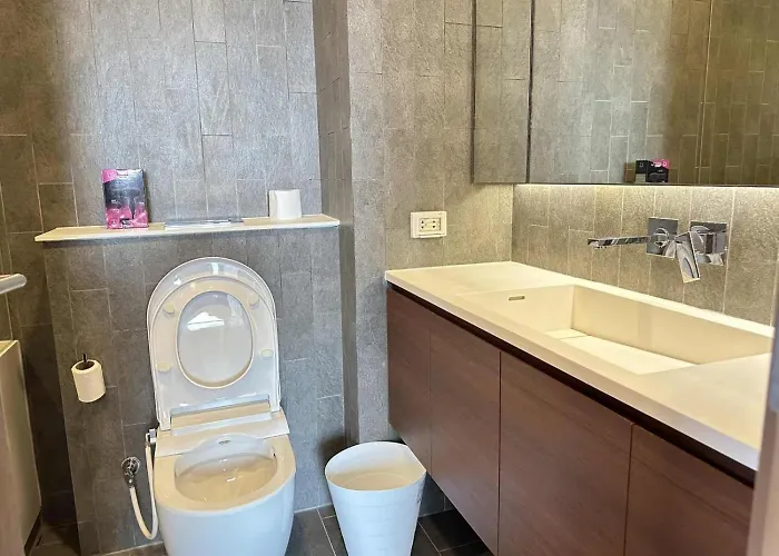 Cozy Urban Retreat Steps From Mrta Station