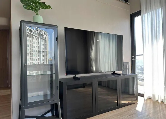 Cozy Urban Retreat Steps From Mrta Station *