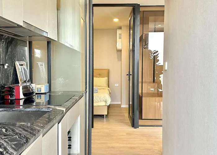 Cozy Urban Retreat Steps From Mrta Station 曼谷