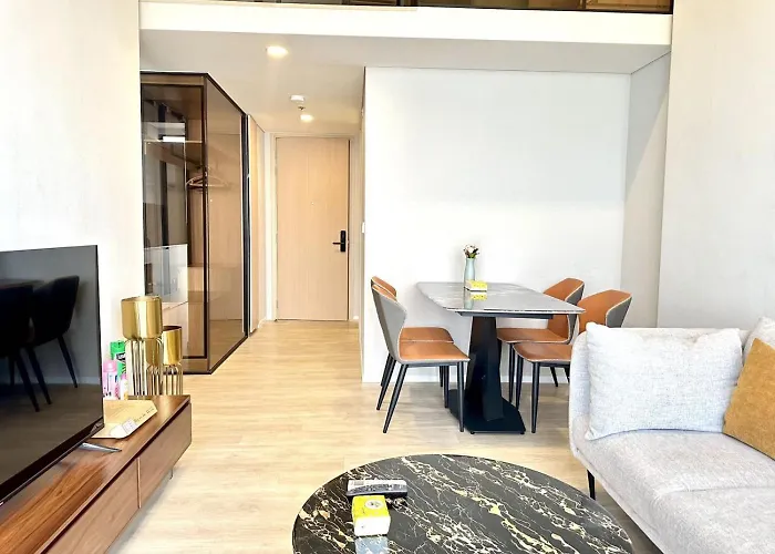Cozy Urban Retreat Steps From Mrta Station *