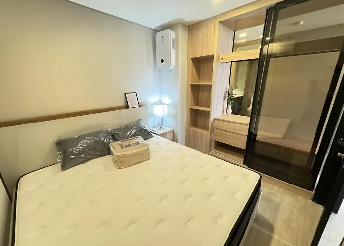 Cozy Urban Retreat Steps From Mrta Station 曼谷