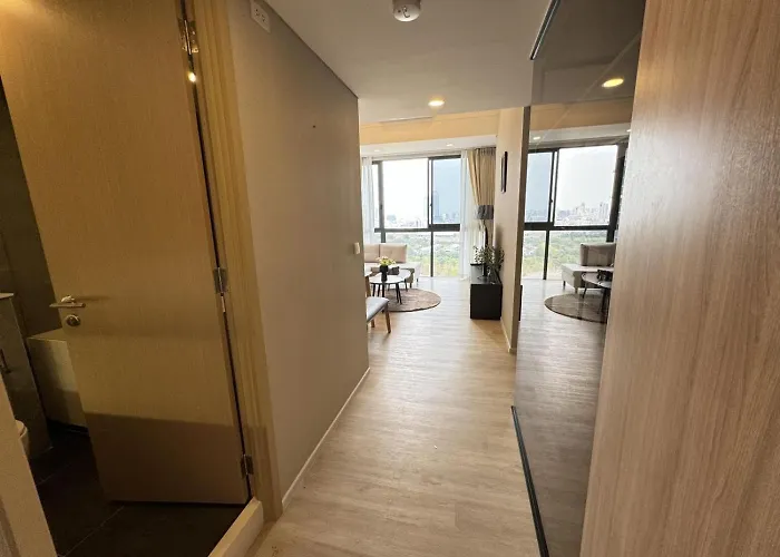 Cozy Urban Retreat Steps From Mrta Station